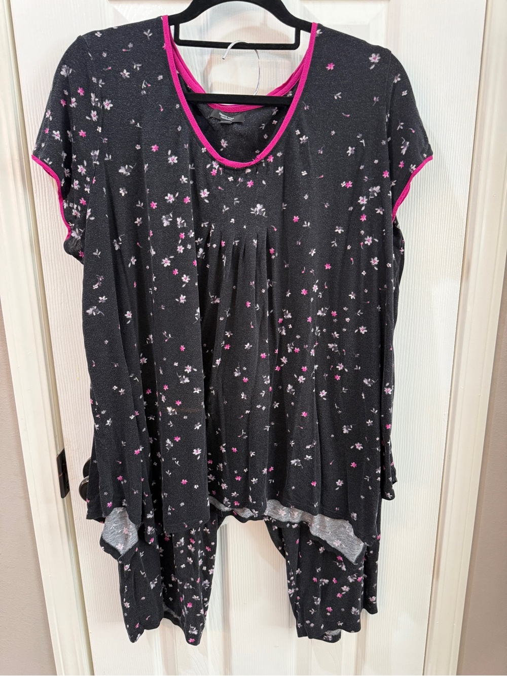 Simply Vera Vera Wang Black Floral Short Sleeve pajamas set  Capri